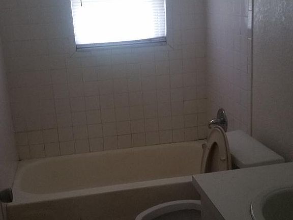 4th image of 1902 W Oak Ave
