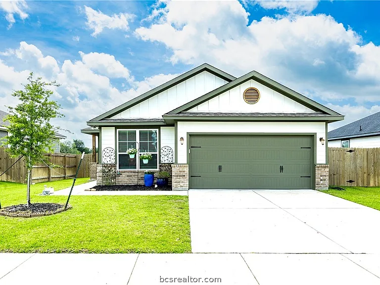 2390 Lightfoot Ln — Photo 1