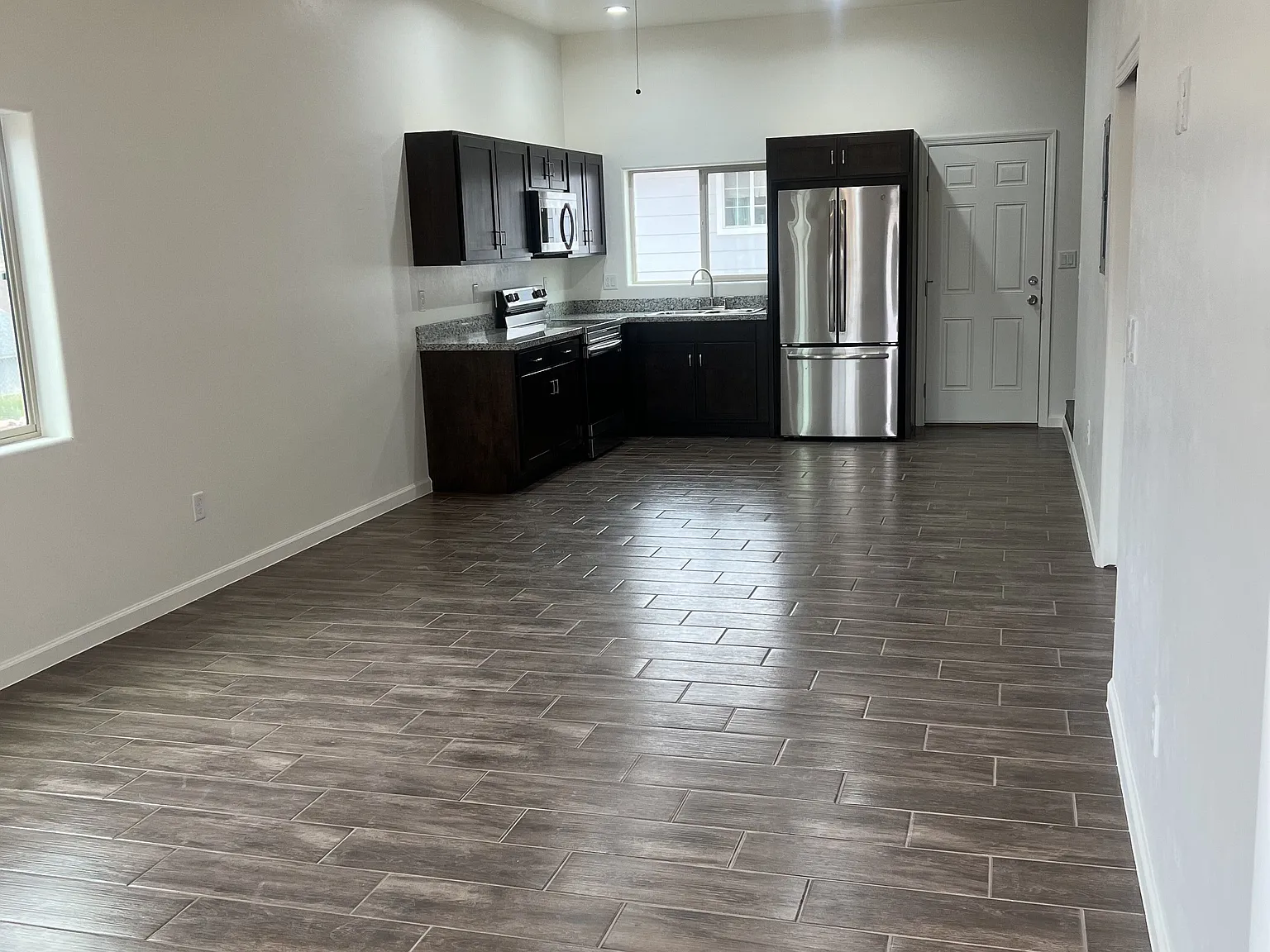 2 bed, 1.5 bath, 1200 sqft, $1,300 — Photo 3