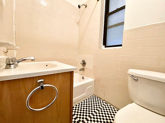 5th image of 932 Amsterdam Ave APT 4S