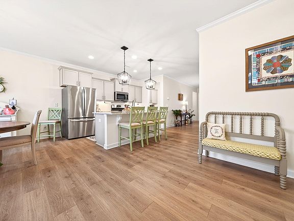 3rd image of 104 Etteinne Garden Ln