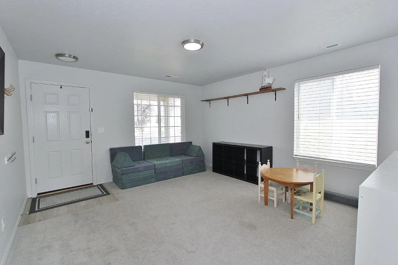 4 bed, 2.5 bath, 1934 sqft, $2,300 — Photo 3