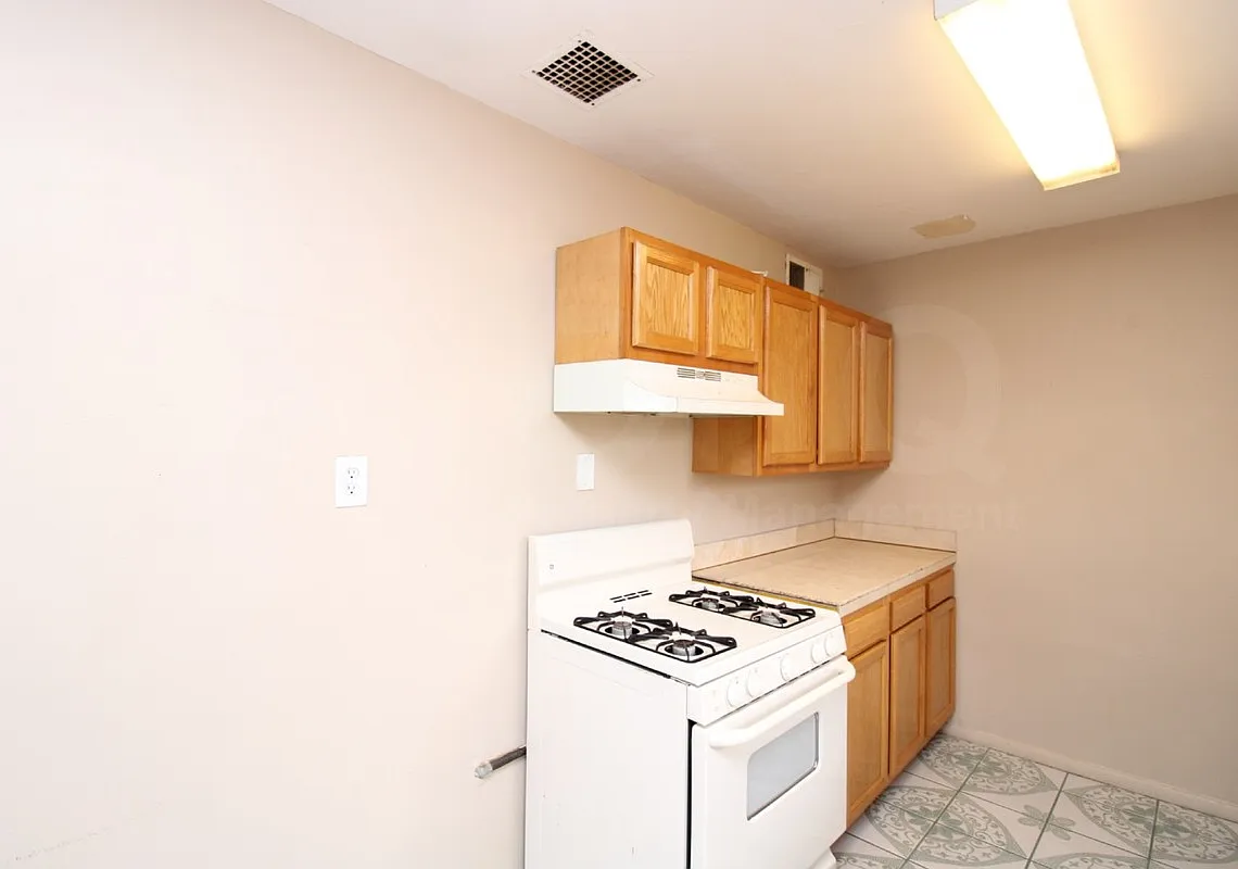 4 bed, 2.0 bath, 1300 sqft, $1,750 — Photo 3