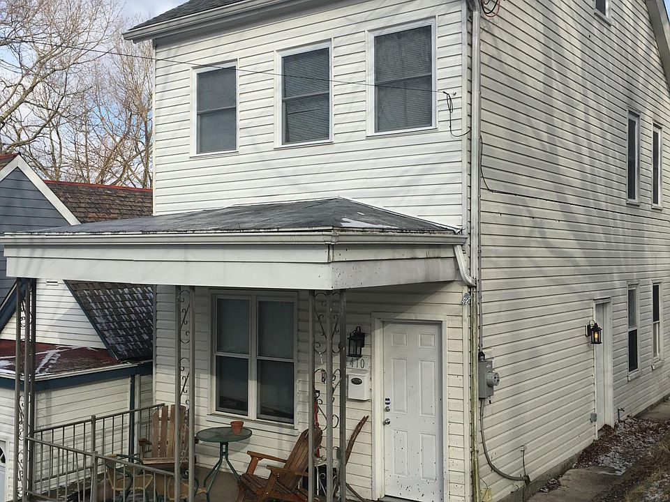 This is the house. There is a rental unit upstairs. House is on a quiet alley. Bottom of stairs at end of Virginia. Great location.
