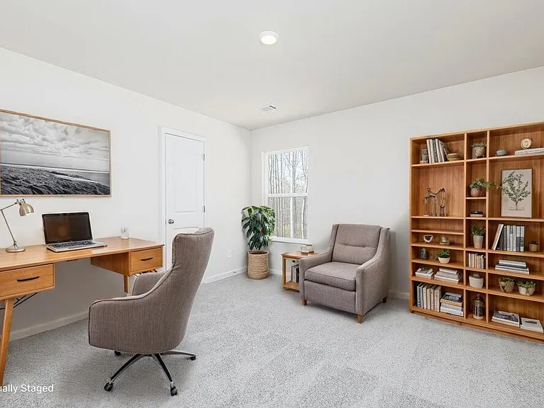 664 Mackenzie Cv — Photo 16