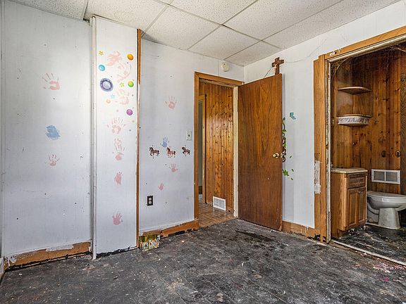 3rd image of 321 Cherry St