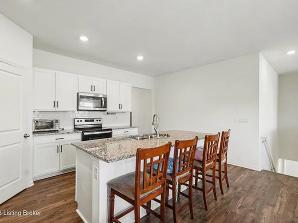 8034 Cedar Meadows Ln, Louisville, KY 40229