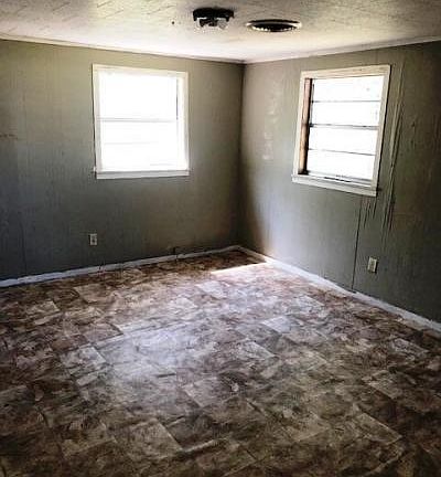 4th image of 801 S Avenue O