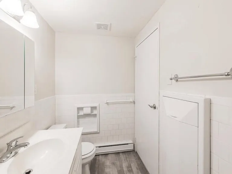 Highland House Apartments — Photo 35