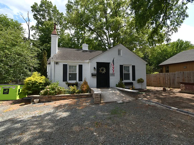2603 W Carver St — Photo 2