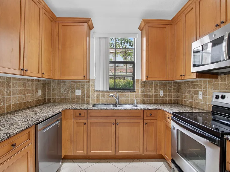 114 E Astor Cir — Photo 1