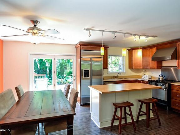 3rd image of 11100 Garden Dr