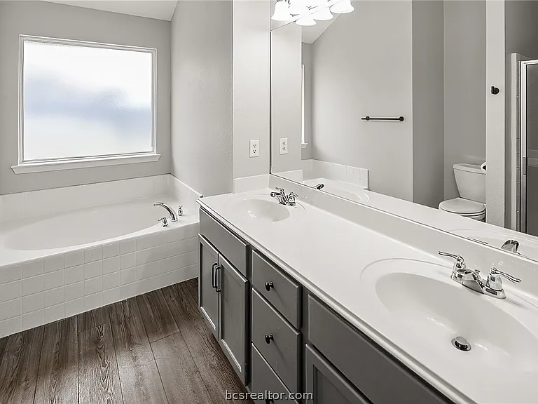 916 Crested Point Dr — Photo 12