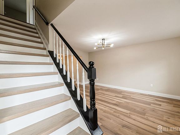 3rd image of 24 Delikat Ln