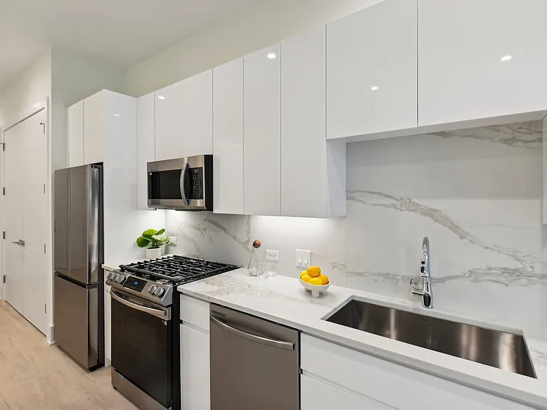 Luxe Suites Chicago Luxury Apartments — Photo 40