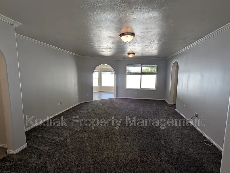 3 bed, 2.0 bath, 1332 sqft, $2,275 — Photo 2