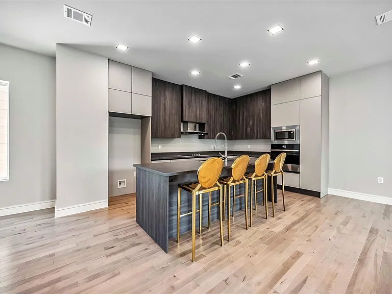 1111 W 21st St — Photo 5