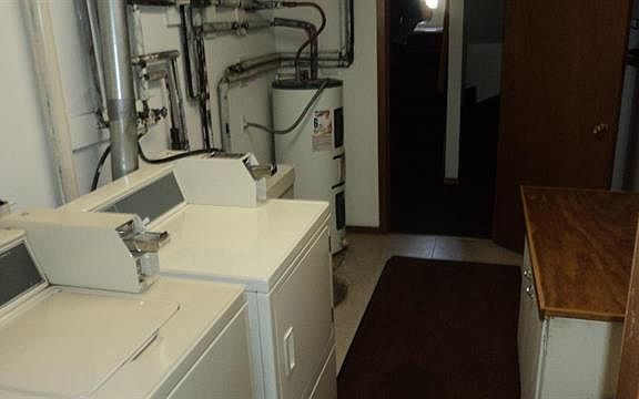 4th image of 4131 Applewood Ln APT 4