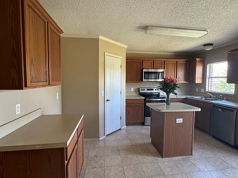 2421 Hampton Dr — Photo 9