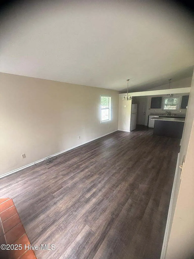 2 bed, 1.0 bath, 850 sqft, $1,050 — Photo 2