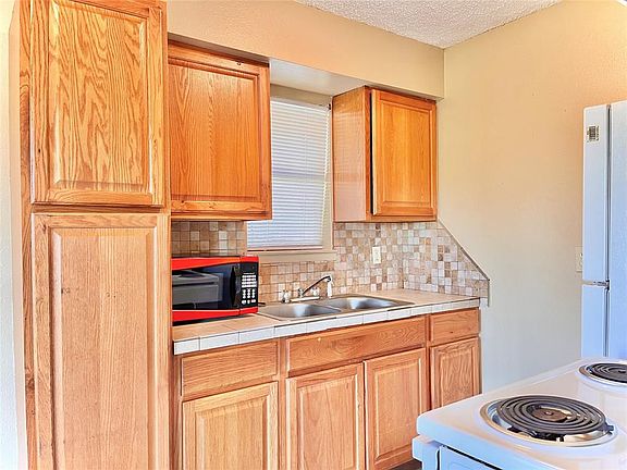 2nd image of 3021 Sycamore Ave #13