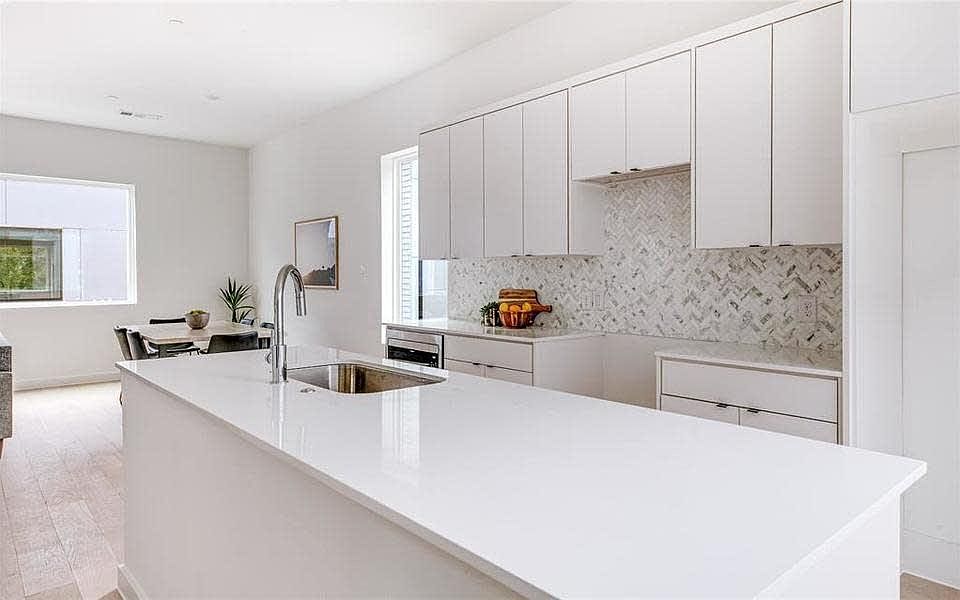 1st image of 427 W 10th St #401
