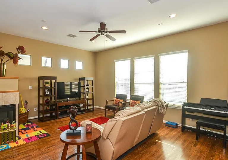 3010 Caroline St — Photo 15