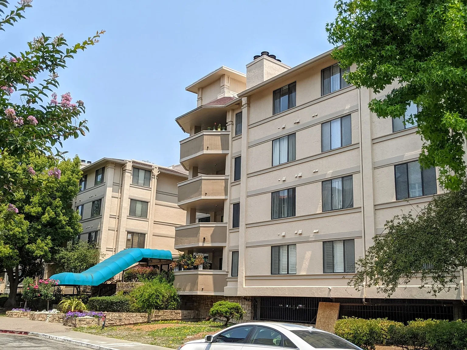1400 Carpentier Street — Photo 2