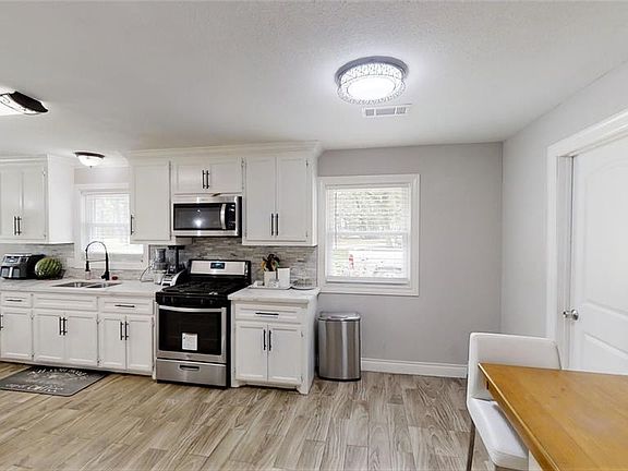 3rd image of 108 Royal Ct