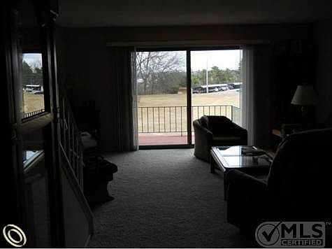 125 Cuttle F49 - living room.JPG