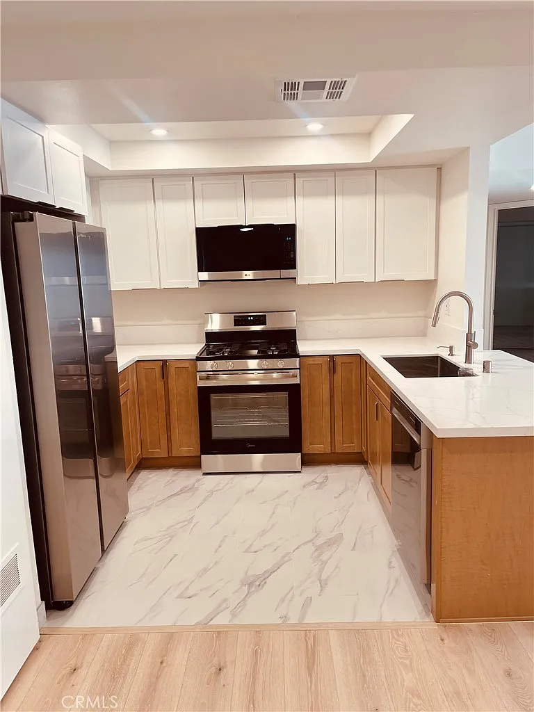 2 bed, 1000 sqft, $2,850 — Photo 1
