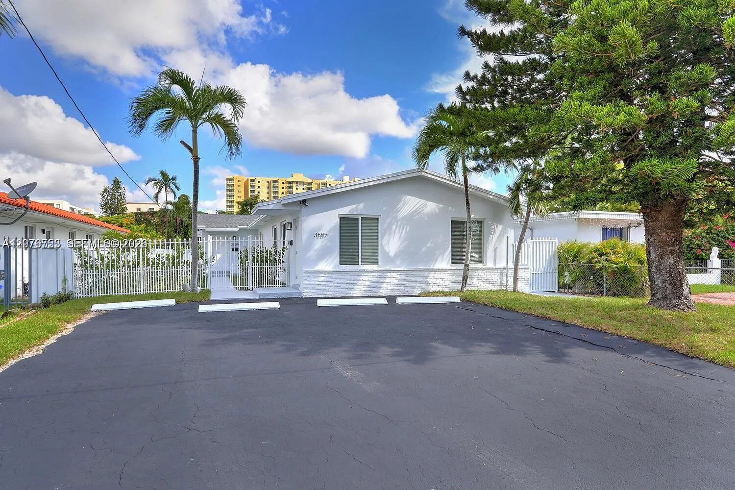 Amnd Miami Suburban Acres — Photo 1
