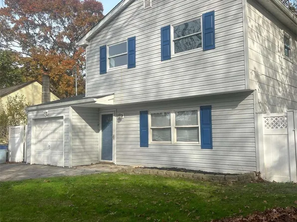 7 Hounslow Rd, Shirley, NY 11967