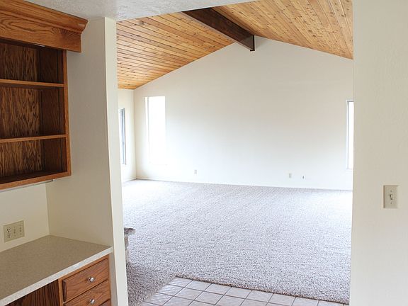 4th image of 1046 E Grove Cir