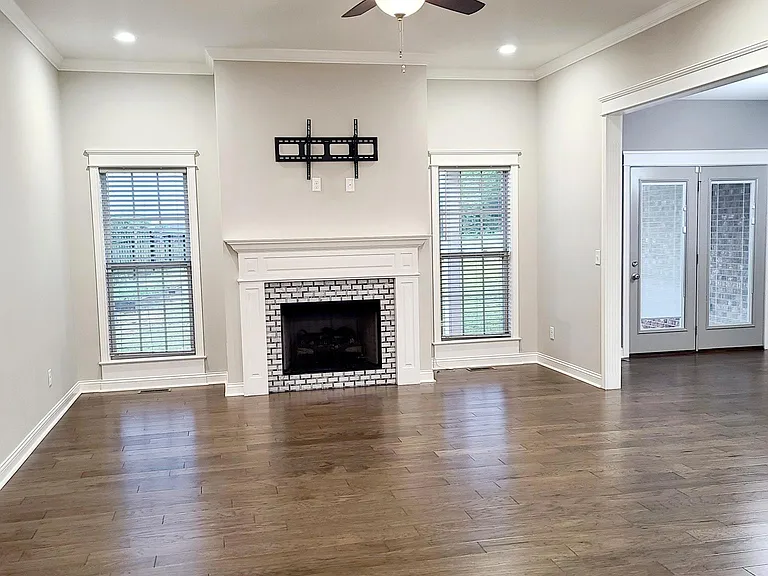620 Montrose Dr — Photo 8