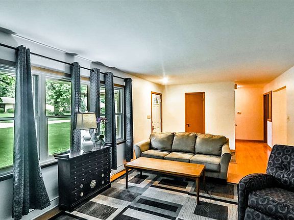 4th image of 3324 City View Dr