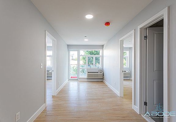 5th image of 1081 Lafayette Ave #2A