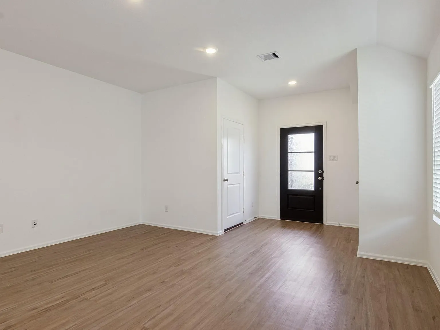 3 bed, 2.0 bath, 1496 sqft, $1,900 — Photo 4