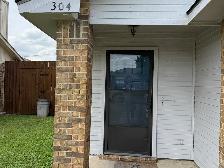 304 Gregory Ln — Photo 14