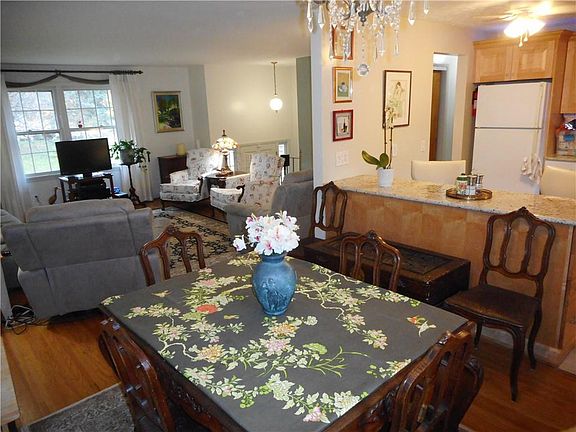 4th image of 17 Parkmeadow Dr