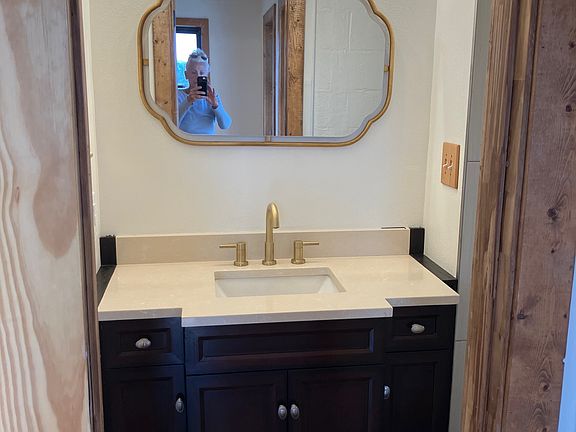 RIGHT BATHROOM VANITY