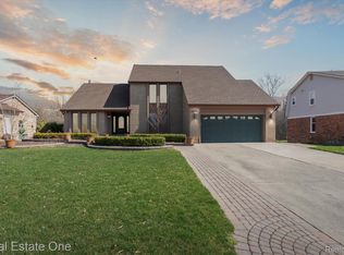 20146 Pollyanna Dr, Livonia, MI 48152