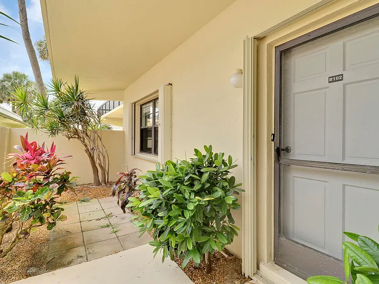 275 Beach Rd — Photo 31