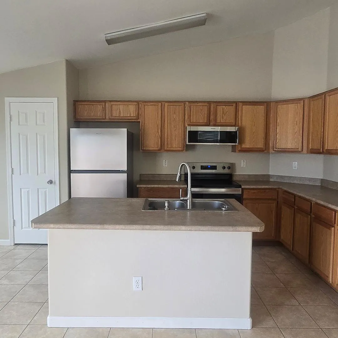 3 bed, 2.0 bath, 1601 sqft, $1,975 — Photo 2