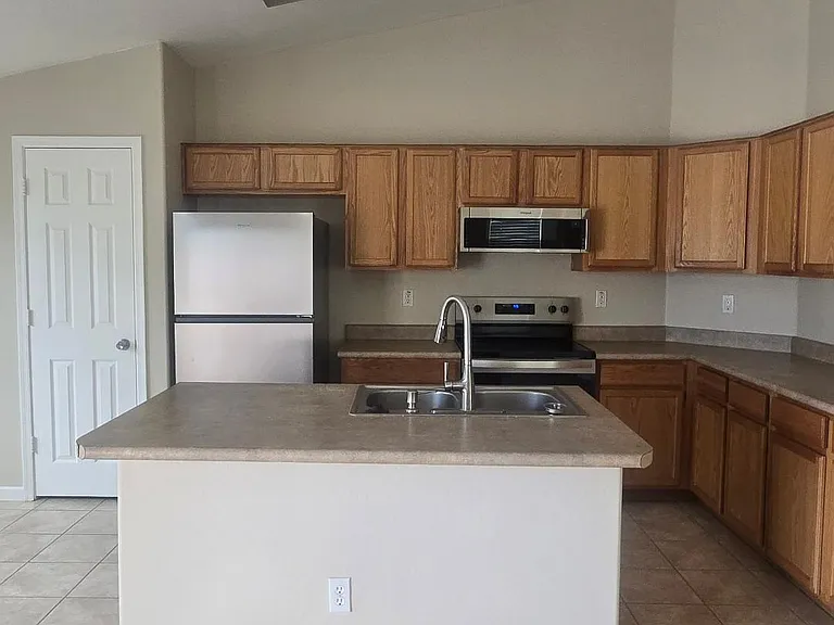 3411 W Sunland Ave — Photo 2