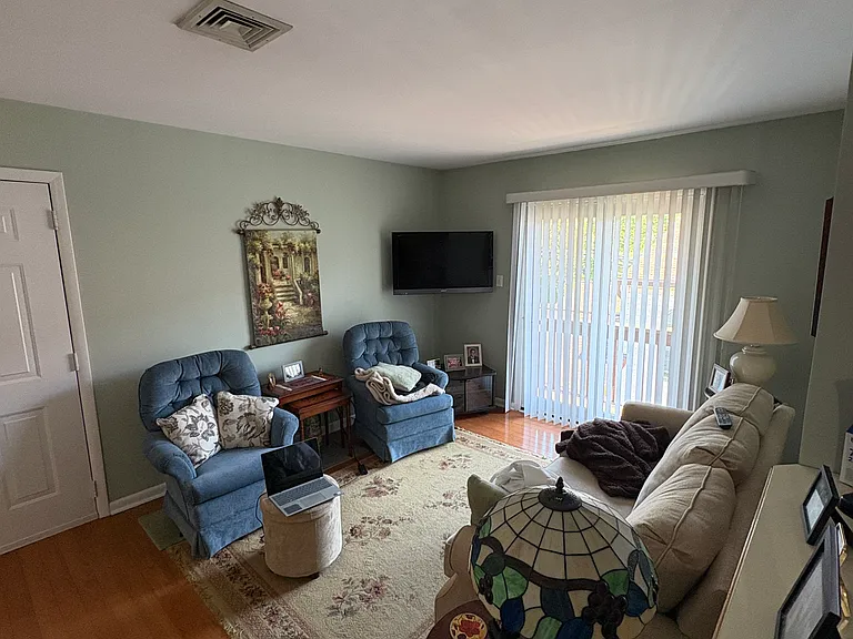502 Westbourne Dr #4 — Photo 2