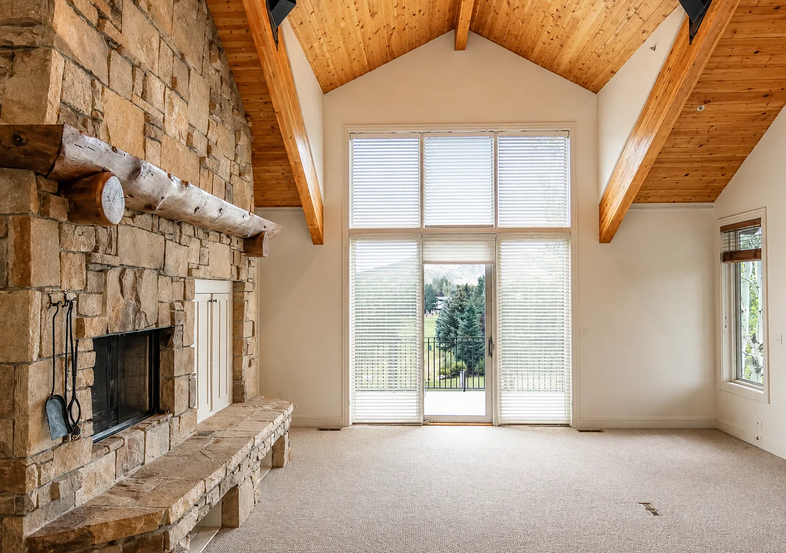 Luxury Townhome at The Cove at Eagle Mountain in Park Meadows — Photo 2
