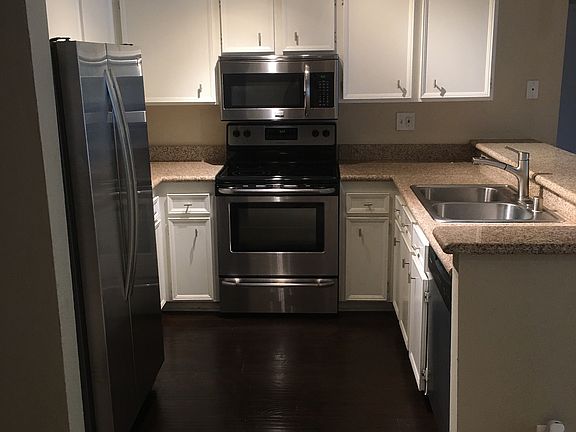 Granite counters, wood floor, brand new stainless steel appl
