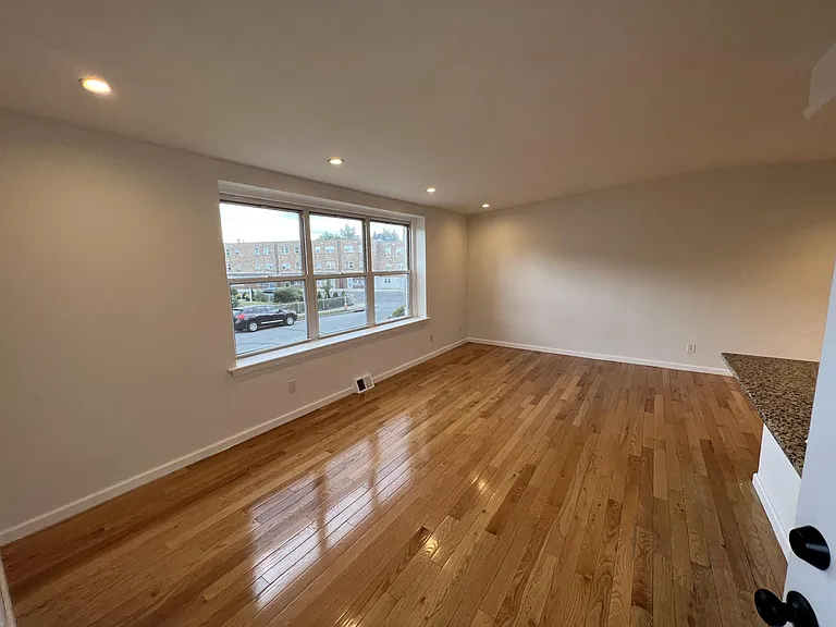 7806 Brier St — Photo 3