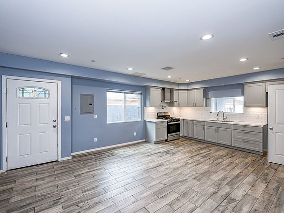 3rd image of 6719 Vineland #1/2